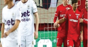 Mees Hilgers Absen, FC Twente Raih Kemenangan Comeback Dramatis atas Eks Klub Ragnar Oratmangoen