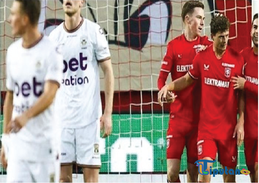 Mees Hilgers Absen, FC Twente Raih Kemenangan Comeback Dramatis atas Eks Klub Ragnar Oratmangoen