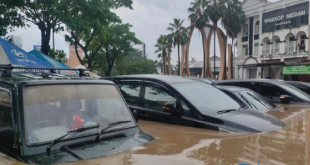 Puluhan Mobil Terendam Banjir di Ruko Bekasi, Air Mencapai 120 Cm