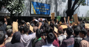 Warga Antre Sejak Subuh untuk Jadi Petugas Kebersihan dengan Gaji Rp5,3 Juta
