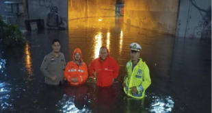 Banjir di Kolong Tol Meruya Jakbar, Kendaraan Terhambat Melintas
