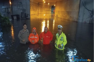 Banjir di Kolong Tol Meruya Jakbar, Kendaraan Terhambat Melintas
