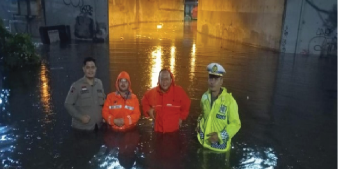 Banjir di Kolong Tol Meruya Jakbar, Kendaraan Terhambat Melintas