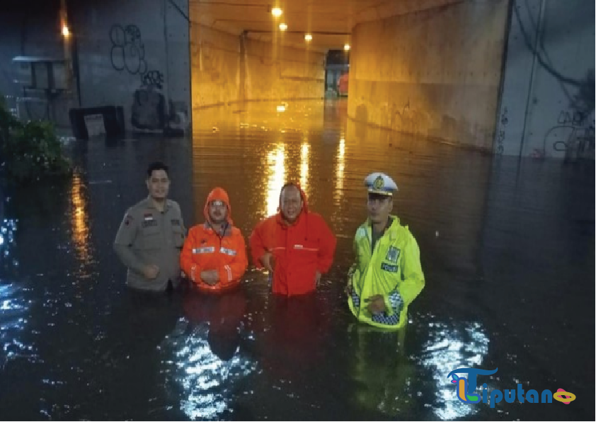 Banjir di Kolong Tol Meruya Jakbar, Kendaraan Terhambat Melintas