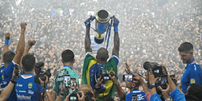 Erick Thohir Sesalkan Aksi Flare Bobotoh, Ganggu Momen Ikonik