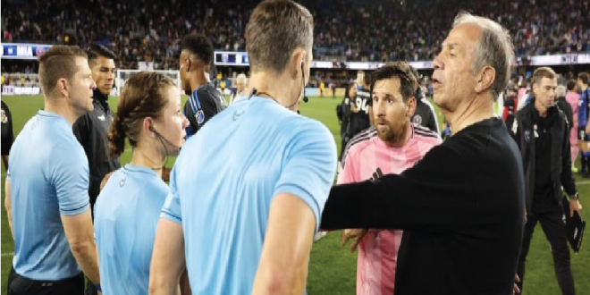 Momen Pelatih Tim Lawan Selamatkan Messi dari Kartu Merah