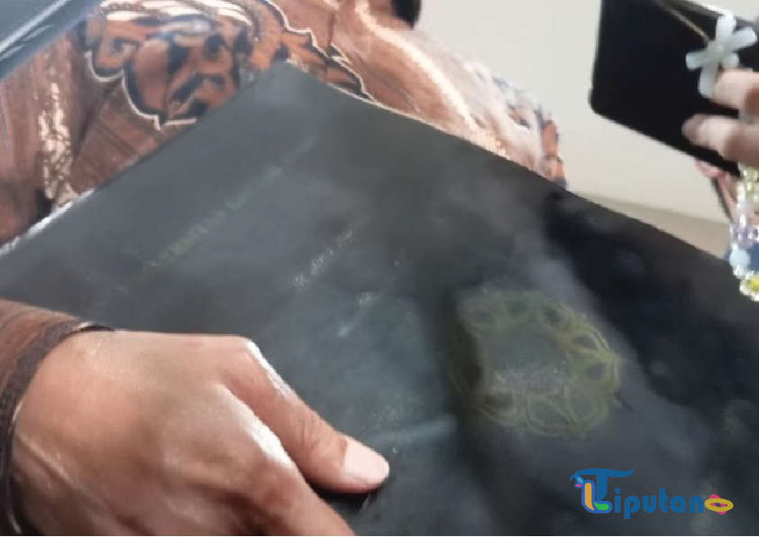 Penampakan Ijazah Jokowi Jadi Sorotan, Logo UGM di Map Memudar dan Menimbulkan Polemik