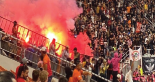 Suporter Lempar Flare, Laga Persija vs Malut United di JIS Terhenti