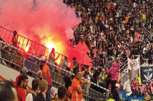 Suporter Lempar Flare, Laga Persija vs Malut United di JIS Terhenti