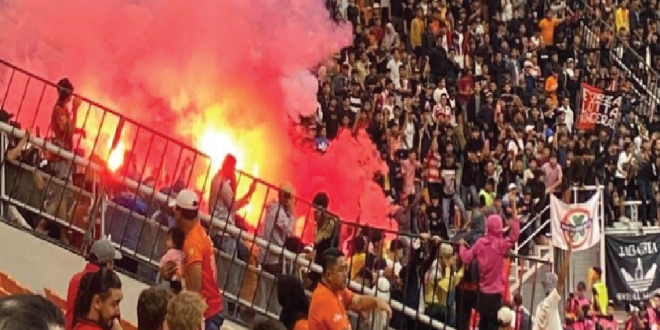 Suporter Lempar Flare, Laga Persija vs Malut United di JIS Terhenti