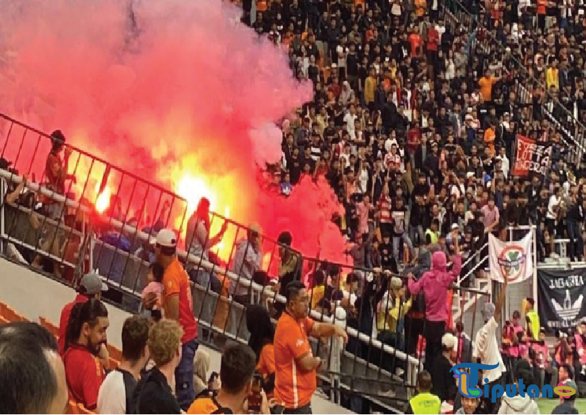 Suporter Lempar Flare, Laga Persija vs Malut United di JIS Terhenti