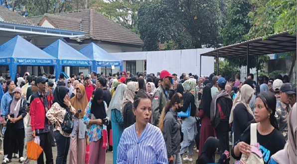 Antrean Akta Kelahiran untuk Daftar Sekolah Berujung Kericuhan