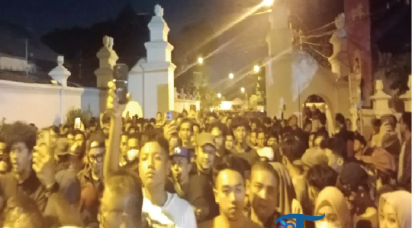 Ribuan Warga Ramaikan Tradisi Mubeng Beteng di Keraton Yogyakarta