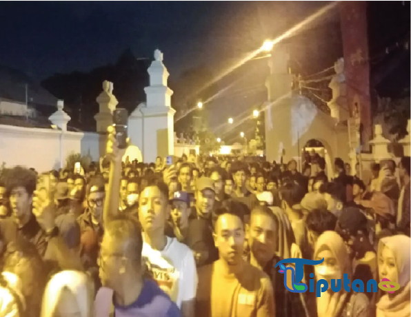 Ribuan Warga Ramaikan Tradisi Mubeng Beteng di Keraton Yogyakarta