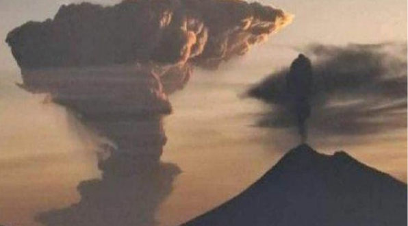 Viral! Dua Gunung Api Aktif di Flores NTT Meletus Hampir Bersamaan