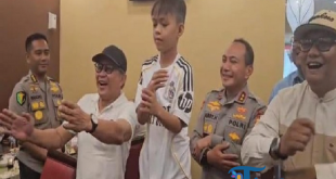 Rocky Gerung Menari 'Aura Farming' Bersama Dika, Bocah Pacu Jalur Penuh Pesona