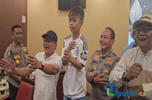 Rocky Gerung Menari 'Aura Farming' Bersama Dika, Bocah Pacu Jalur Penuh Pesona