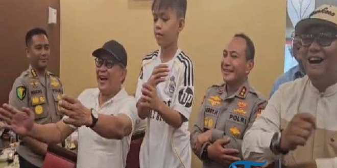 Rocky Gerung Menari 'Aura Farming' Bersama Dika, Bocah Pacu Jalur Penuh Pesona