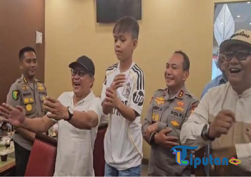 Rocky Gerung Menari 'Aura Farming' Bersama Dika, Bocah Pacu Jalur Penuh Pesona