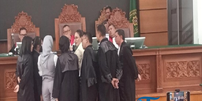 Tensi Memanas! Adu Mulut Nikita Mirzani dan Reza Gladys Warnai Ruang Sidang