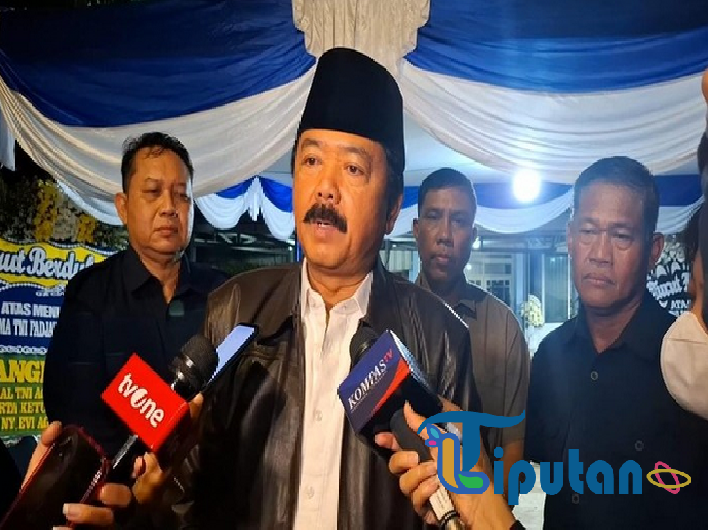 Hadi Tjahjanto Terpukul Kabar Gugurnya Marsma Fajar Saat Melayat ke Rumah Duka