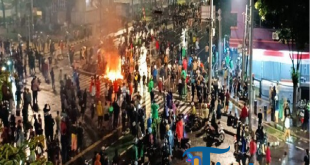 Ketegangan Belum Reda: Massa Bertahan di Mako Brimob Kwitang, Pospol Senen Dibakar