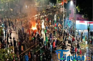 Ketegangan Belum Reda: Massa Bertahan di Mako Brimob Kwitang, Pospol Senen Dibakar