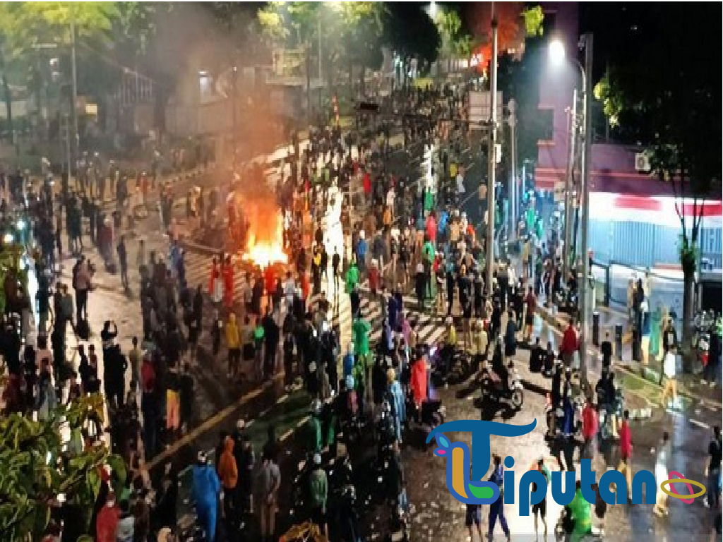 Ketegangan Belum Reda: Massa Bertahan di Mako Brimob Kwitang, Pospol Senen Dibakar