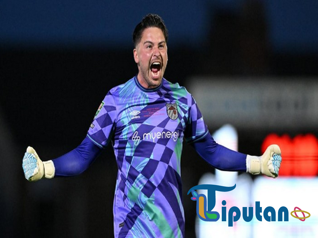 Kiper Grimsby Galau: Senang Menang, Tapi Sedih MU Kalah