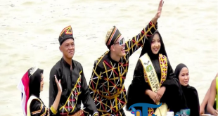 Meriah! YouTuber Malaysia Aisar Khaled Turut Defile di Pacu Jalur
