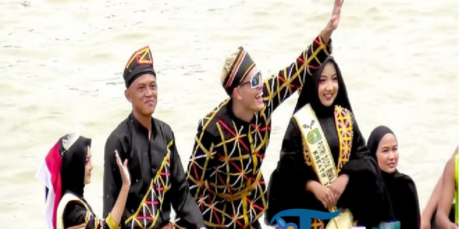 Meriah! YouTuber Malaysia Aisar Khaled Turut Defile di Pacu Jalur