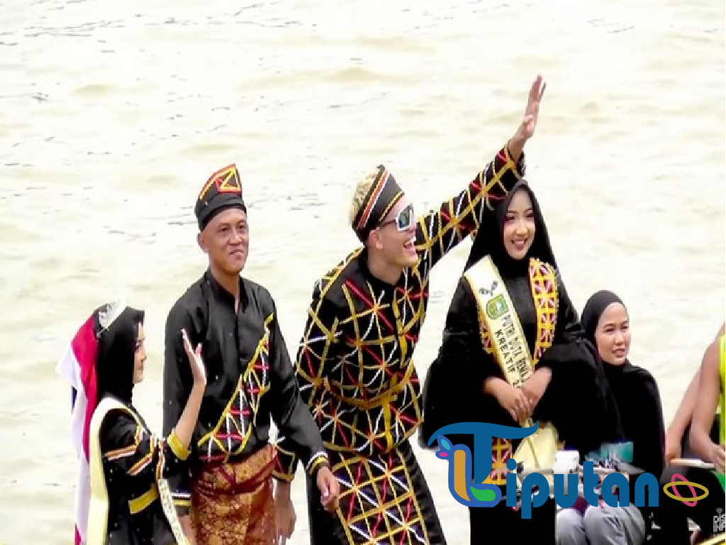 Meriah! YouTuber Malaysia Aisar Khaled Turut Defile di Pacu Jalur