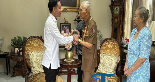 Momen Akrab Gibran dan Try Sutrisno: Saling Gandeng dan Cium Tangan