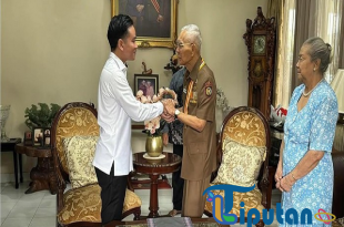 Momen Akrab Gibran dan Try Sutrisno: Saling Gandeng dan Cium Tangan