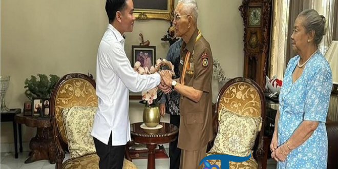 Momen Akrab Gibran dan Try Sutrisno: Saling Gandeng dan Cium Tangan