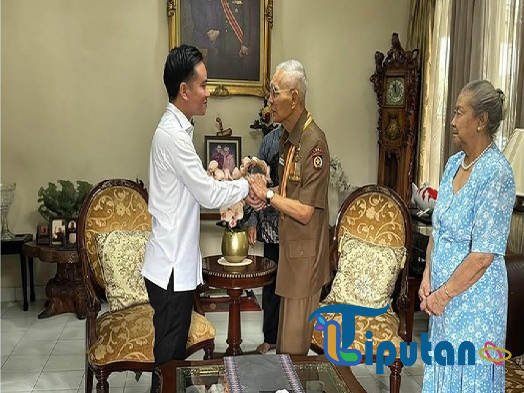 Momen Akrab Gibran dan Try Sutrisno: Saling Gandeng dan Cium Tangan