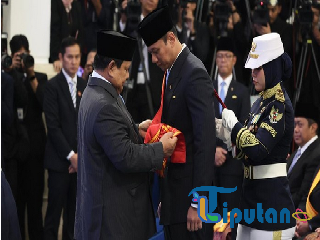 Presiden Prabowo Anugerahkan Bintang Mahaputera Utama kepada Menko AHY