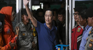 Tom Lembong Tersenyum Cerah Usai Resmi Dibebaskan