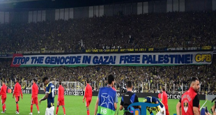 Ultras Fenerbahce Bentangkan Spanduk 'Free Palestine' di Laga Liga Champions