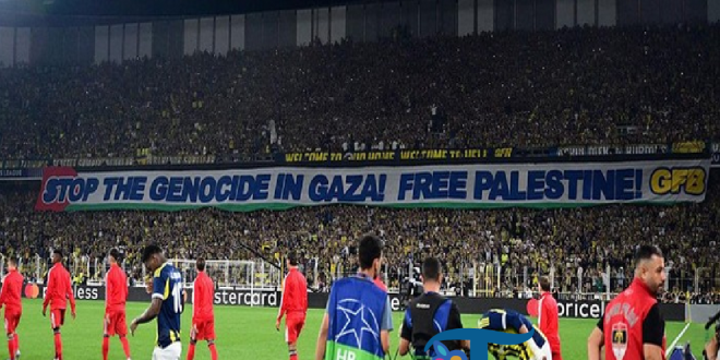 Ultras Fenerbahce Bentangkan Spanduk 'Free Palestine' di Laga Liga Champions