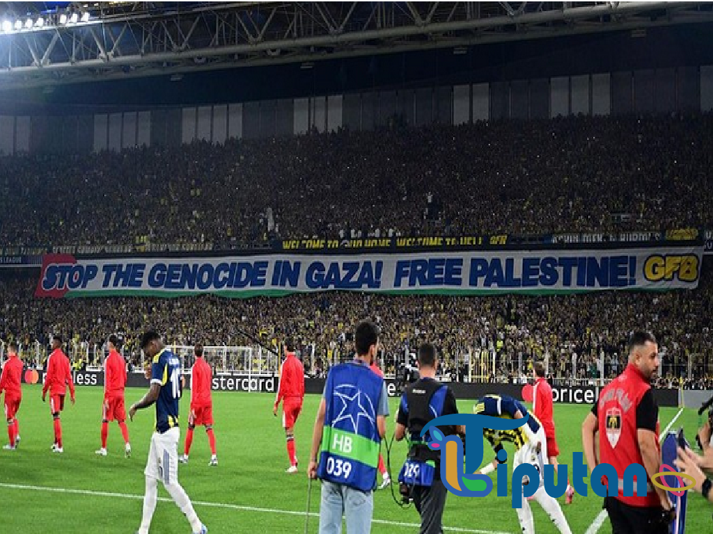 Ultras Fenerbahce Bentangkan Spanduk 'Free Palestine' di Laga Liga Champions