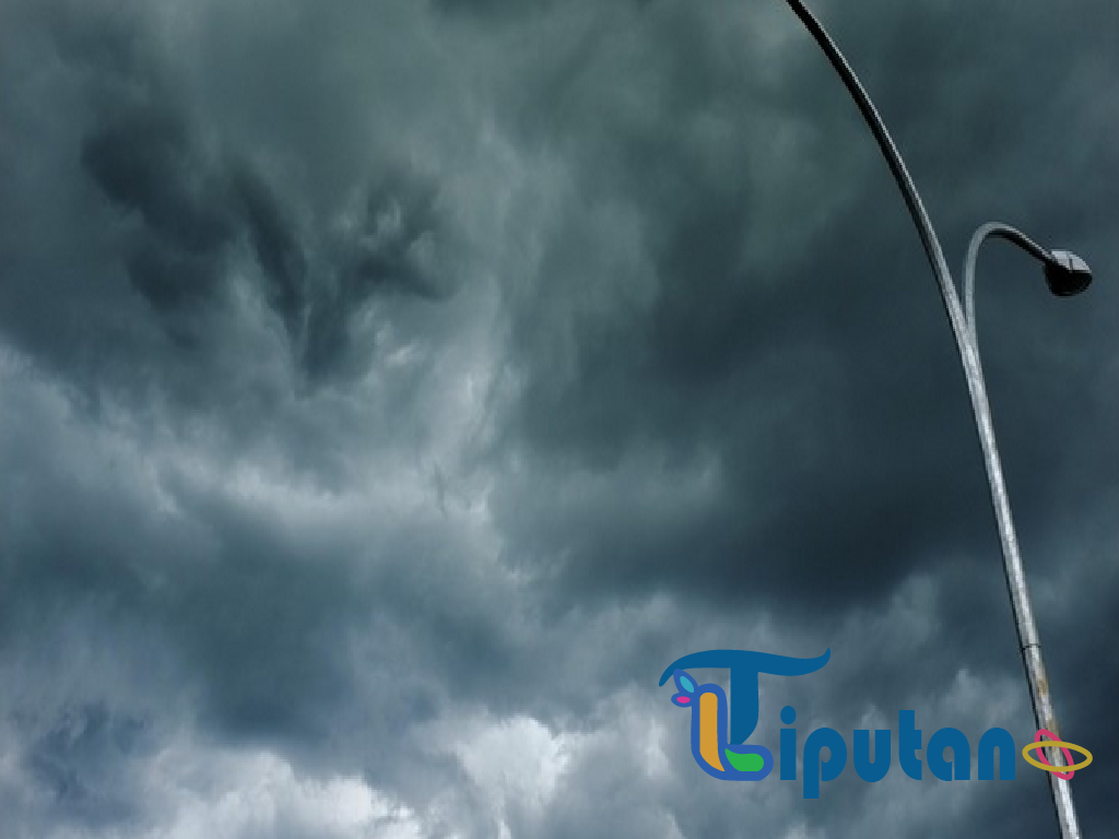 Fenomena Awan Cumulonimbus di Langit Garut-Bandung Menyita Perhatian Warga