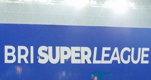 Laga Persib vs Persebaya Terpaksa Dihentikan Sementara karena Hujan Deras