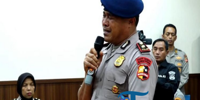 Tangis Kompol Cosmas Pecah Setelah Dipecat Tak Hormat Terkait Insiden Rantis Brimob