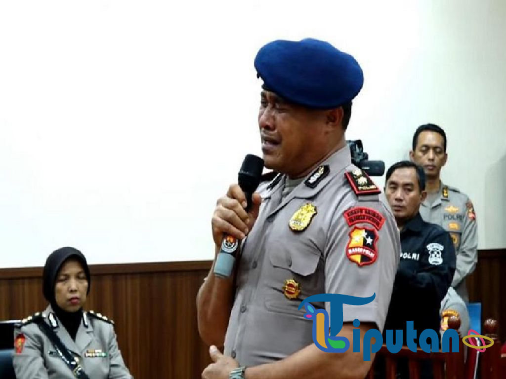 Tangis Kompol Cosmas Pecah Setelah Dipecat Tak Hormat Terkait Insiden Rantis Brimob