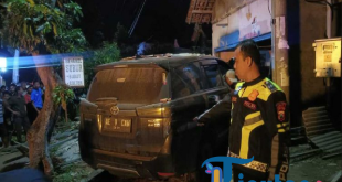 Mobil Penyanyi Dangdut Tabrak Motor, Terobos Masuk ke Rumah Warga