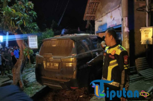 Mobil Penyanyi Dangdut Tabrak Motor, Terobos Masuk ke Rumah Warga