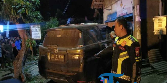 Mobil Penyanyi Dangdut Tabrak Motor, Terobos Masuk ke Rumah Warga