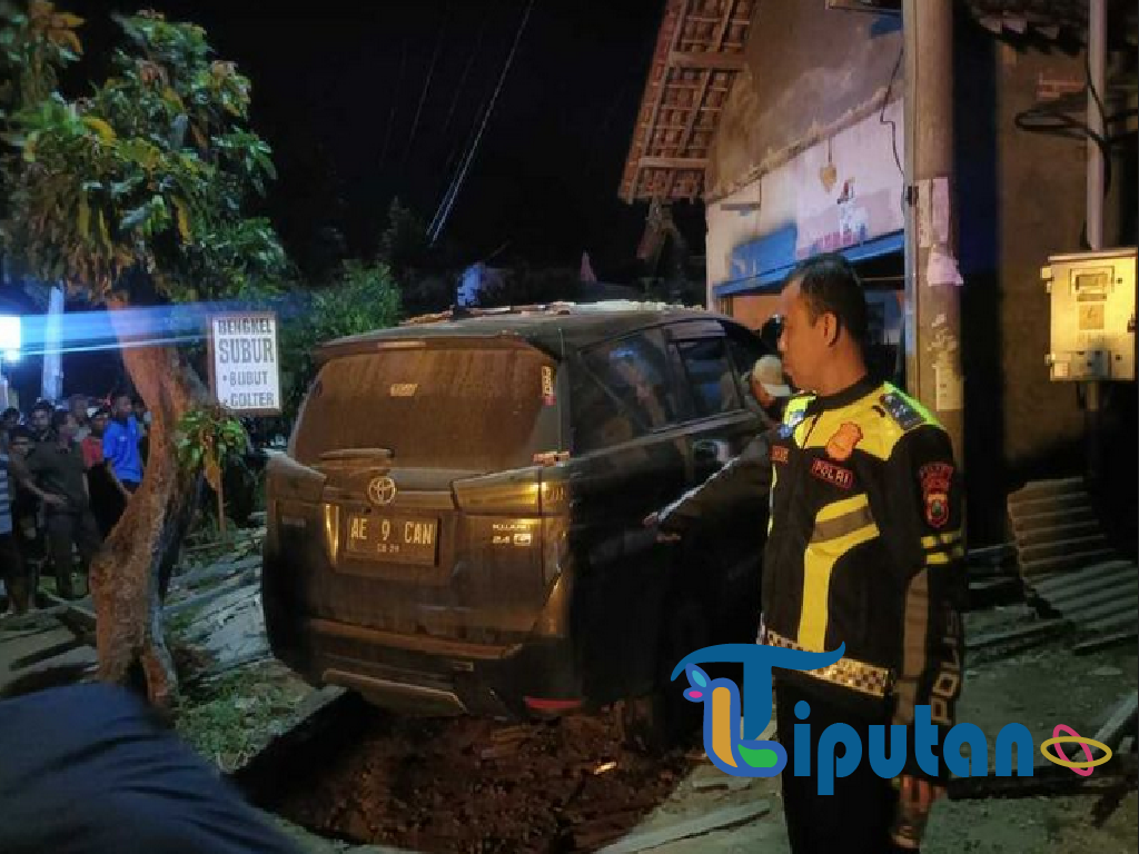 Mobil Penyanyi Dangdut Tabrak Motor, Terobos Masuk ke Rumah Warga