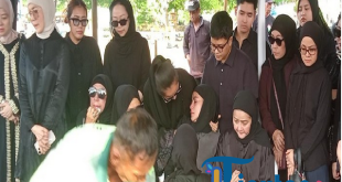 Olla Ramlan Pingsan di Pemakaman Ibunda, Tak Sanggup Menahan Duka
